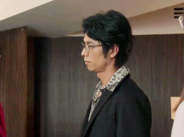 赤木悠真は田崎眼鏡取締役であり、恭子(かとうかず子)の長男・明良を演じる