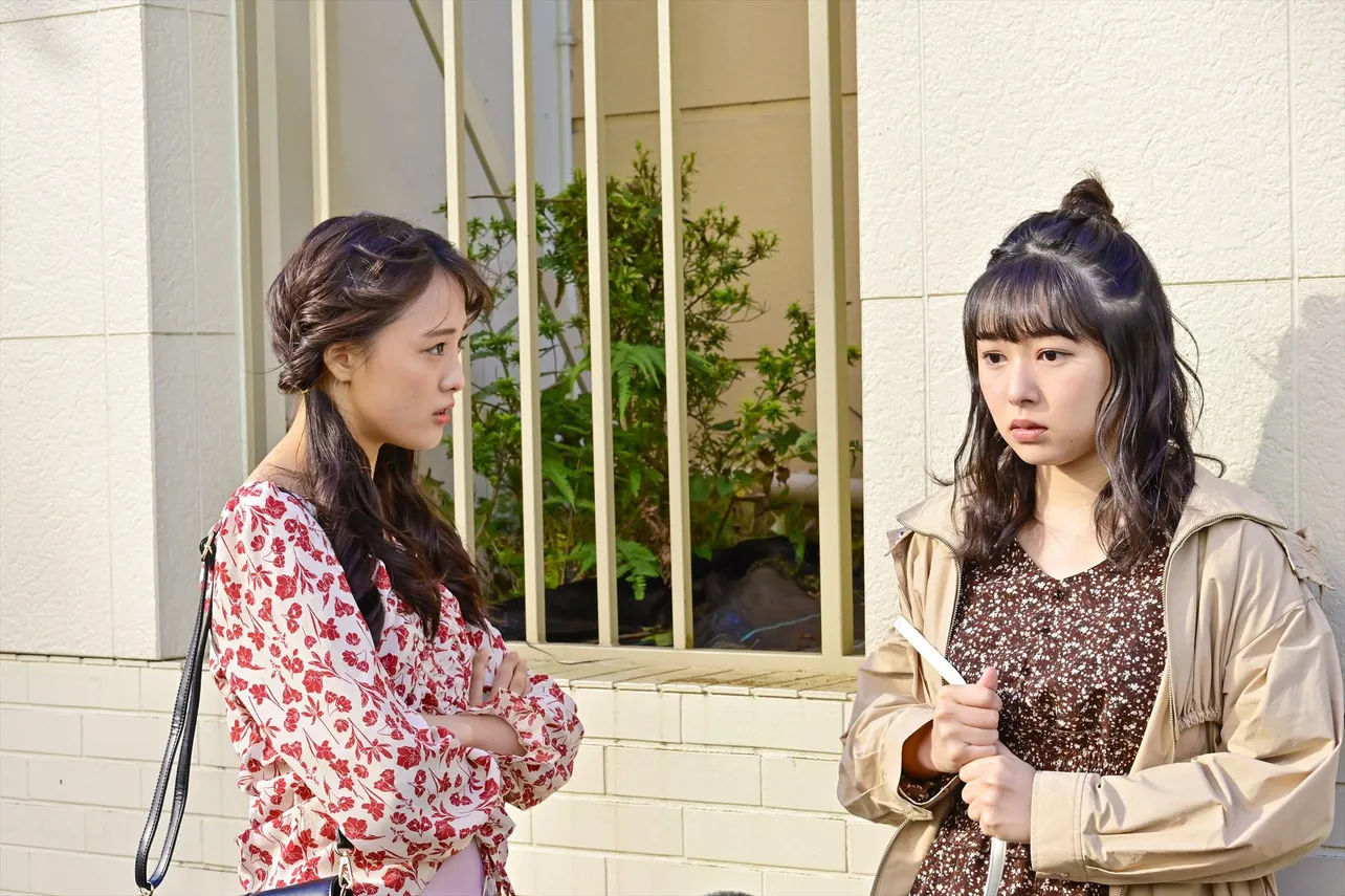 綾乃を演じる大友花恋と、主人公・まいる役の桜井日奈子(写真左から)
