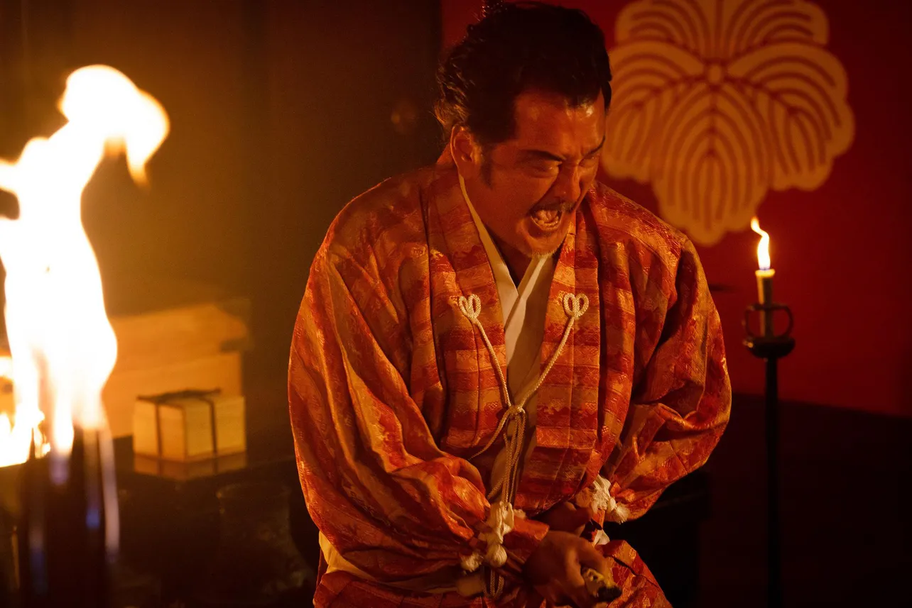 【写真を見る】吉田鋼太郎演じる松永久秀、炎の中で壮絶な最期を遂げる…