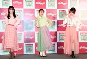 「ポップコーン グラノラ」WebCM発表会に登壇した道重さゆみ、高橋愛、田中れいな(写真左から)