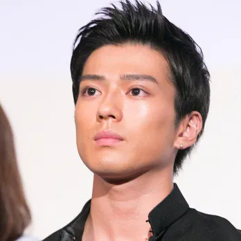 新田真剣佑、三浦春馬さんとの“ハグSHOT”に大反響「涙がとまらん…」「大好きが溢れる」