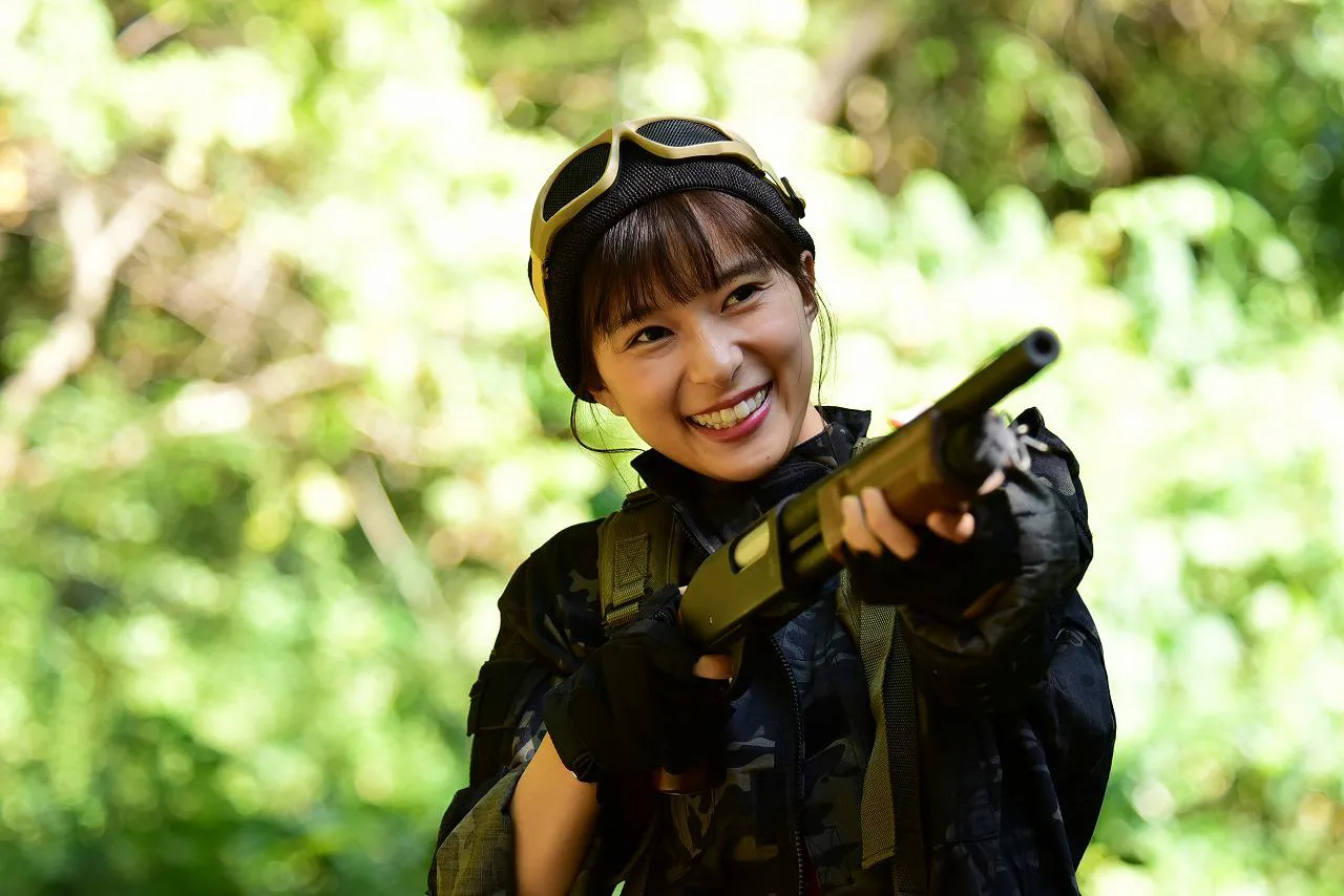 【写真を見る】無邪気な笑顔で銃を構える芳根京子