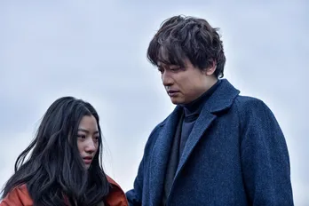 香取慎吾“万丞”らが中傷で悩む川島鈴遥“香”と相談の最中、香の恋人が監禁される生配信が始まる＜アノニマス＞