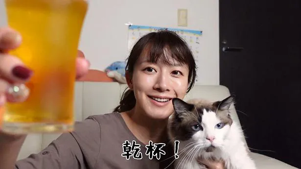 【写真を見る】大島由香里の初回動画は「乾杯YouTubeはじめました。」