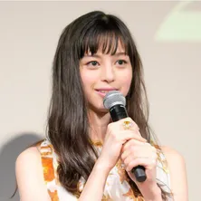 中条あやみ&飯豊まりえ「空き時間に海辺でイチャイチャ」 竹内涼真が撮ったオフショットに20万「いいね!」越え