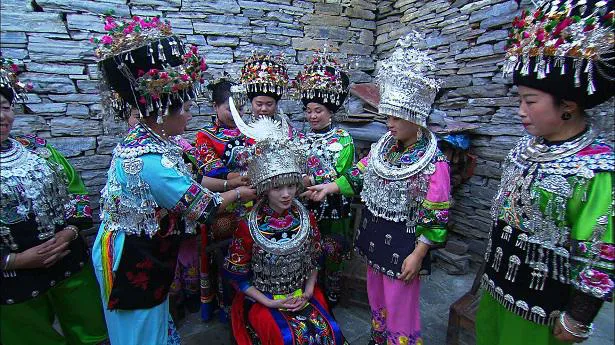【写真を見る】江田友莉亜が、湖南省・苗族(ミャオ族)の村で美しい伝統衣装に身を包む