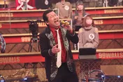 80年代ポップスからアニソンまで、名曲クイズが続々登場！佐藤二朗も大盛り上がり＜99人の壁＞