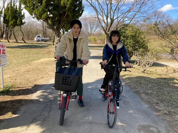 【写真を見る】浜辺美波＆岡田健史、ほのぼの“自転車デート”SHOT！