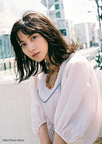 桃月なしこ、太ももチラッ! ショーパン&眼鏡のおうちスタイルで“オンラインで出会ったあざとい女性”に