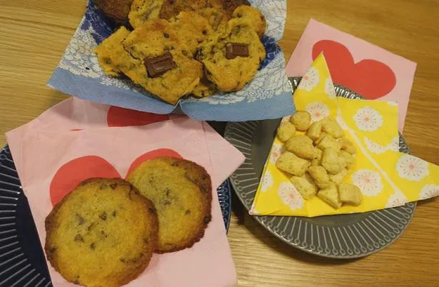 【写真を見る】高橋ユウが夫の卜部弘嵩選手と愛息の禅清くんのために作ったバレンタインクッキー