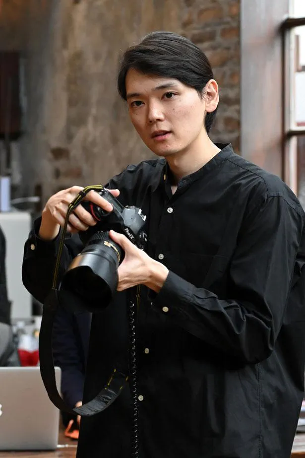 【写真を見る】恋人の行方を追うカメラマン役の古川雄輝