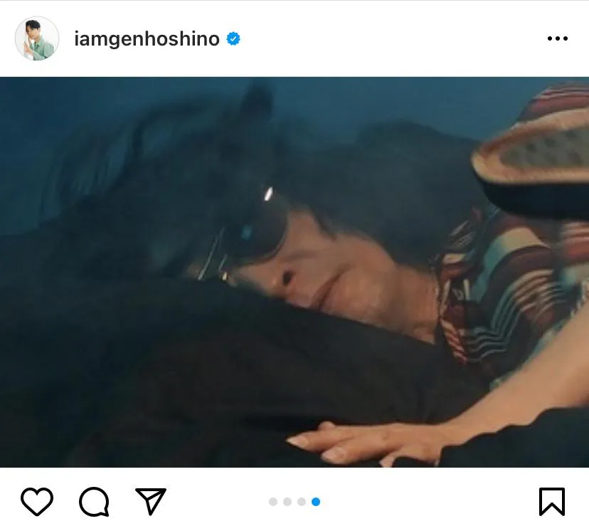 クッションに顔が埋もれているニセ明(星野)