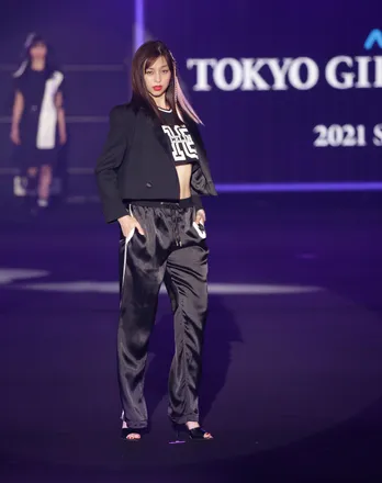 中条あやみ、へそ出しのクールな装いでトップバッター!圧倒的な“美”で視聴者を魅了<TGC>