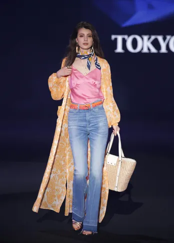 マギー、右肩を出して美肌を披露!みちょぱは“上品ドレス”でランウェイ<TGC>