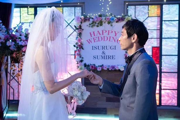 ウエディングドレスを着たスミレ(江口のりこ)の手を握る石動(水澤紳吾)