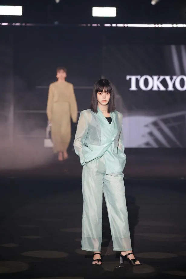 池田エライザ 透け感ある サステナブル なファッションで颯爽と 飯豊まりえはクールな大人パステルで登場 Tgc Webザテレビジョン