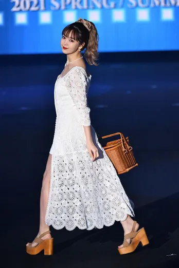 藤田ニコル、ショーパンから美脚披露し投げキス！日向坂46・加藤史帆は笑顔でウインク