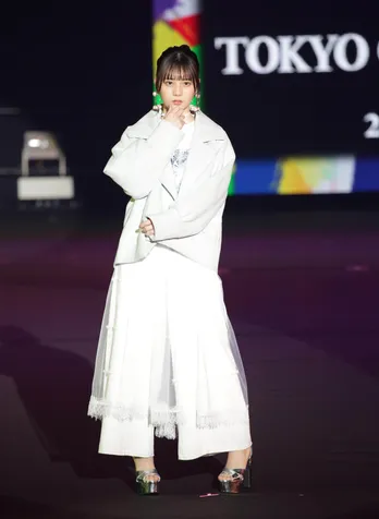 日向坂46小坂菜緒、中学生がデザインしたTシャツでランウェイに「すごく愛情を感じます」<TGC>