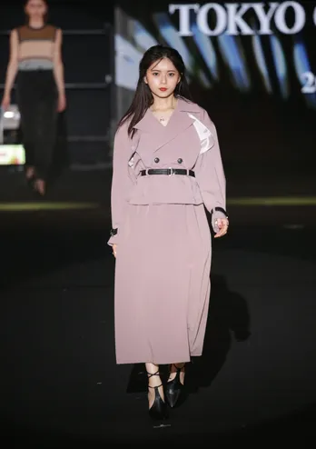 乃木坂46齋藤飛鳥、3WAYトレンチコートをクールに着こなす「声援をできるだけ頭の中で思い浮かべながら」<TGC>