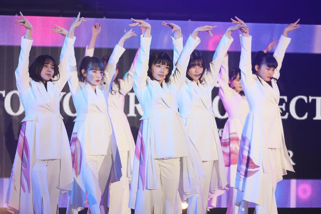 【写真を見る】櫻坂46が白を基調として差し色に櫻色をあしらった衣装でステージに登場！
