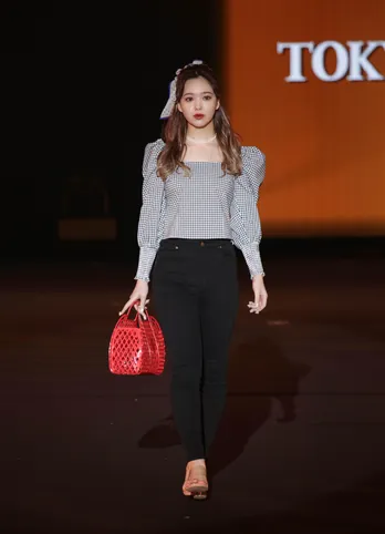 藤田ニコル、ギンガムチェックのちょっぴり大人っぽいコーデでランウェイを彩る<TGC>