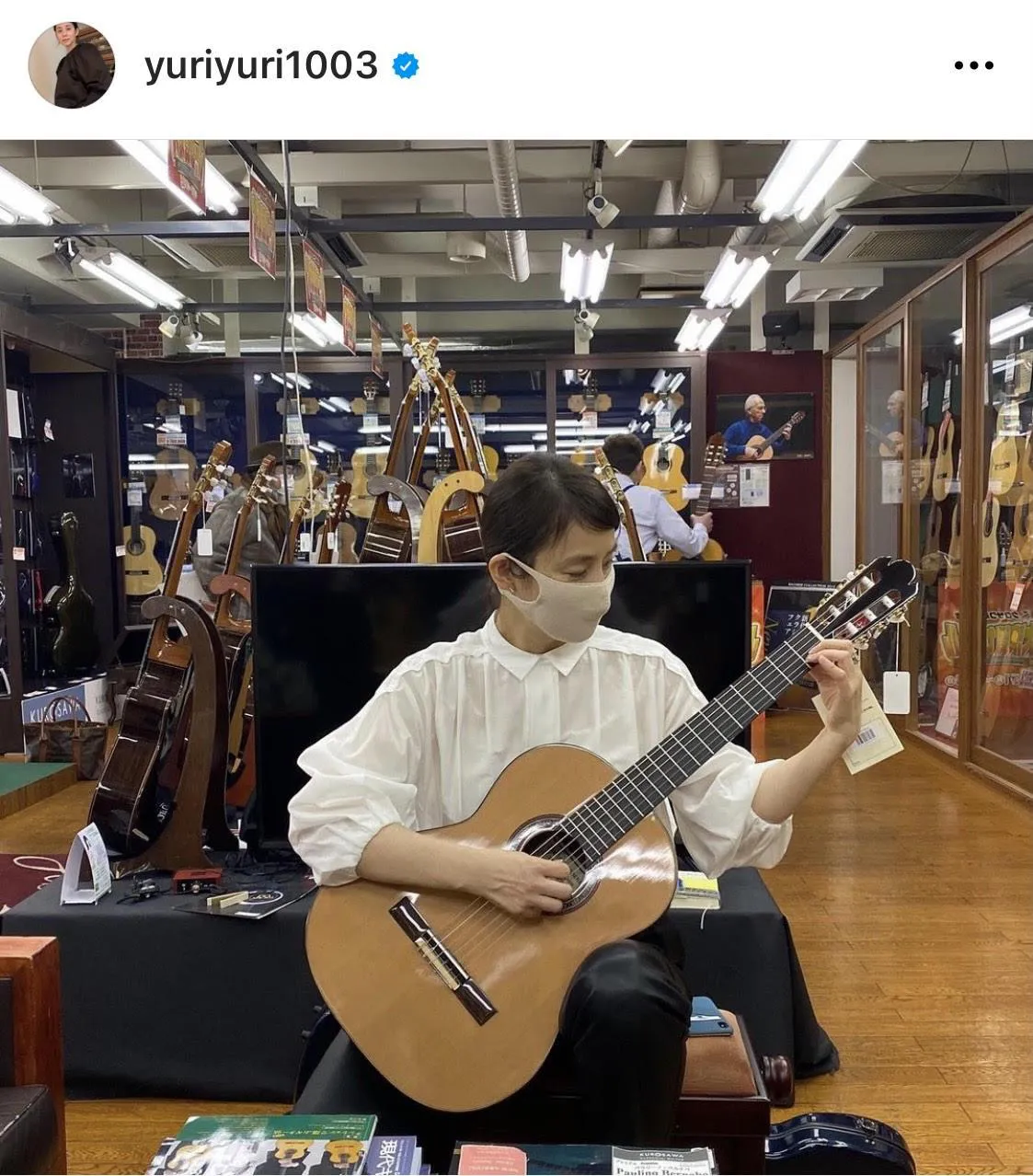 【写真を見る】惚れてまうやろ…！楽器店の中でギターを弾く石田ゆり子