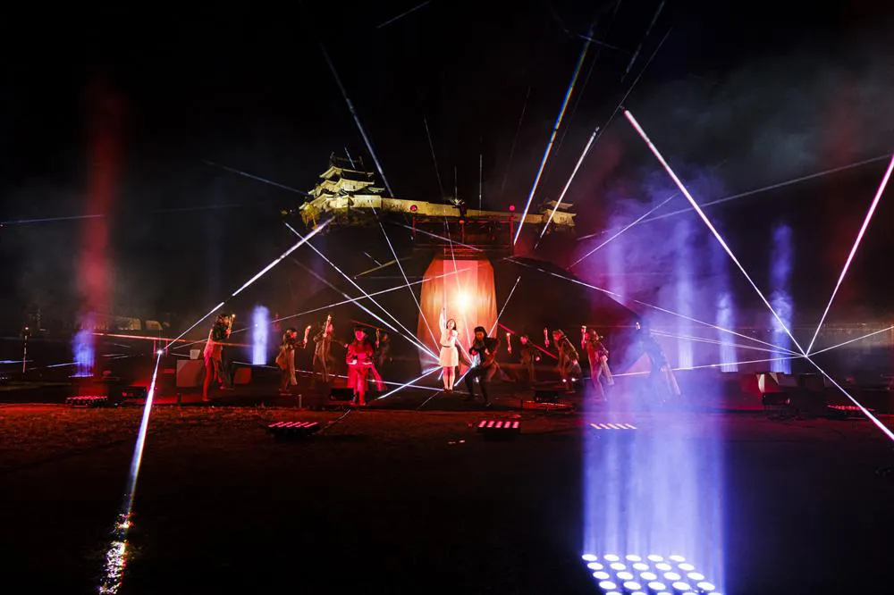 【写真を見る】ライトアップされた和歌山城をバックに上演された「火具鎚のうた」