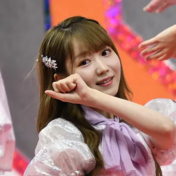 イコラブ大谷映美里、“白衣×ミニスカ”で太ももチラリ…「診察されたい！」とファン熱狂