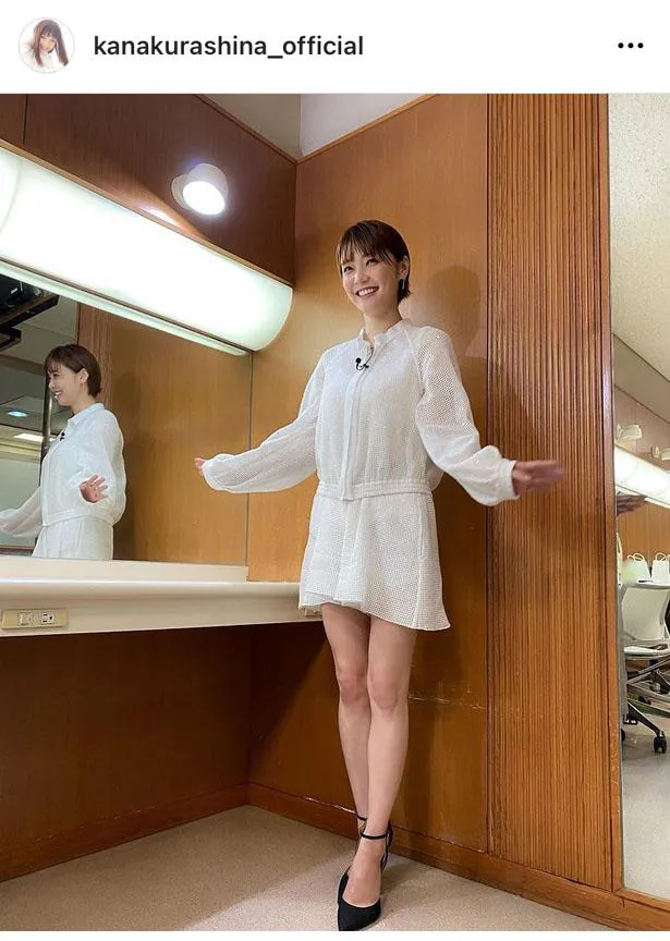 【写真を見る】真っ白なミニスカート姿で鏡の前でポーズをとる倉科カナ