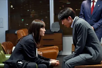 彩子<日高>(綾瀬はるか)は、日高<彩子>(高橋一生)から思わぬことを告げられる「天国と地獄」