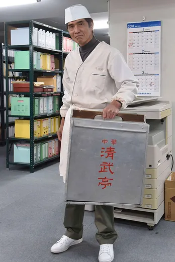 佐藤浩市が“岡持ち”片手にドラマサプライズ出演! まさかの展開にレギュラー陣がNG連発!?