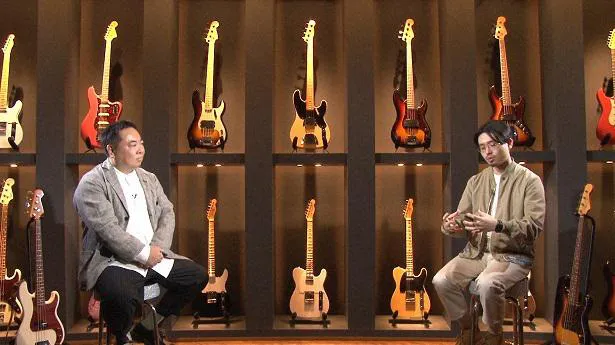 【写真を見る】ハマ・オカモトが契約する楽器メーカーを訪れた塚地武雅