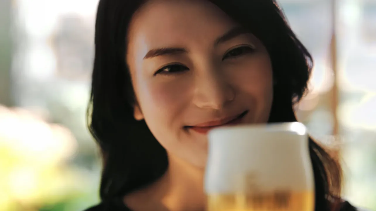 【写真を見る】ビールを見てニッコリ！美しい笑顔でほほ笑む柴咲