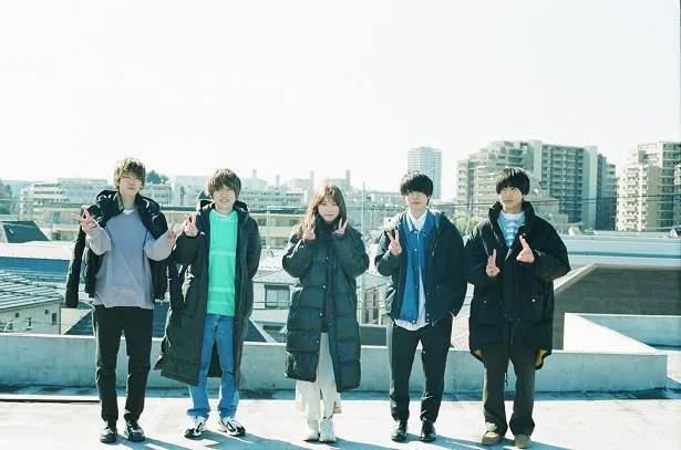 【写真を見る】新曲「ワスレナグサ」をリリースした福岡発の4ピースバンドのマルシィと古田愛理