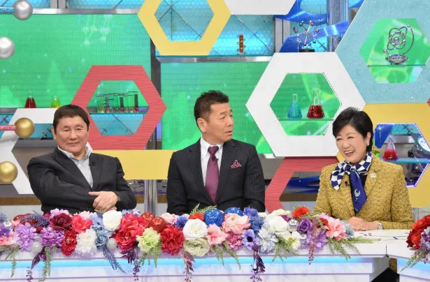 「成功の遺伝史」にゲスト出演した小池百合子東京都知事(右)と、MCのビートたけし(左)、上田晋也(中央)