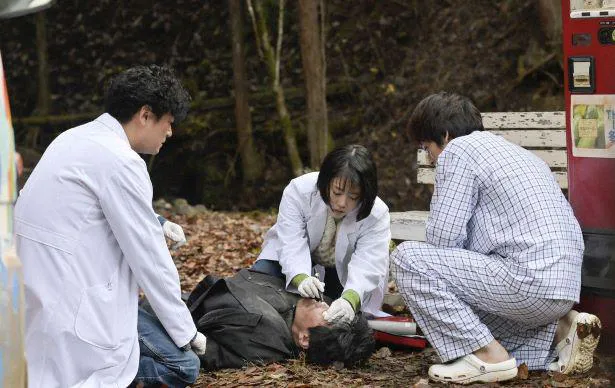 男性を救おうとする朔(井浦新)、真空(高畑充希)、太陽(北村匠海)