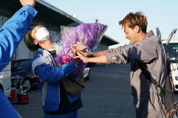 【写真を見る】主演の竹内涼真から花束を渡されるキム・ジェヒョン