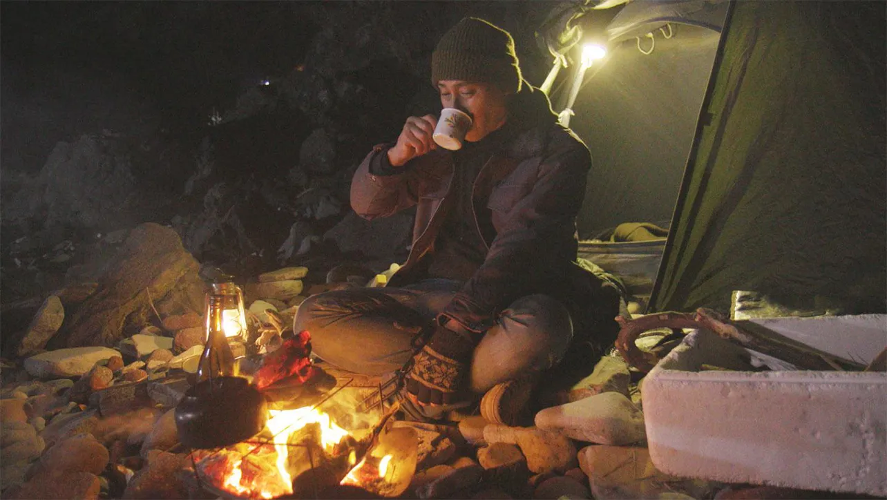 【写真を見る】ヒロシが誕生日前夜にたしなむのは、焼酎の薄いお湯割り