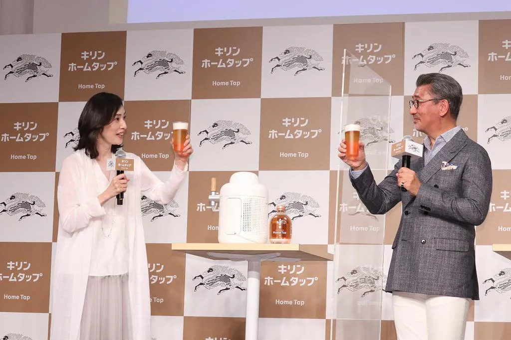 【写真を見る】中井貴一と天海祐希が穏やかな笑みで乾杯！