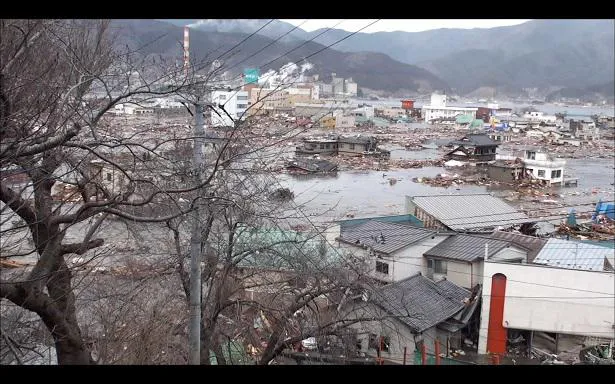 【写真を見る】津波が街を飲み込む…岩手県大船渡市の10年前の様子