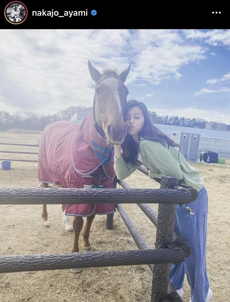 【写真を見る】中条あやみ、馬へのキュートな“キス”ショット！