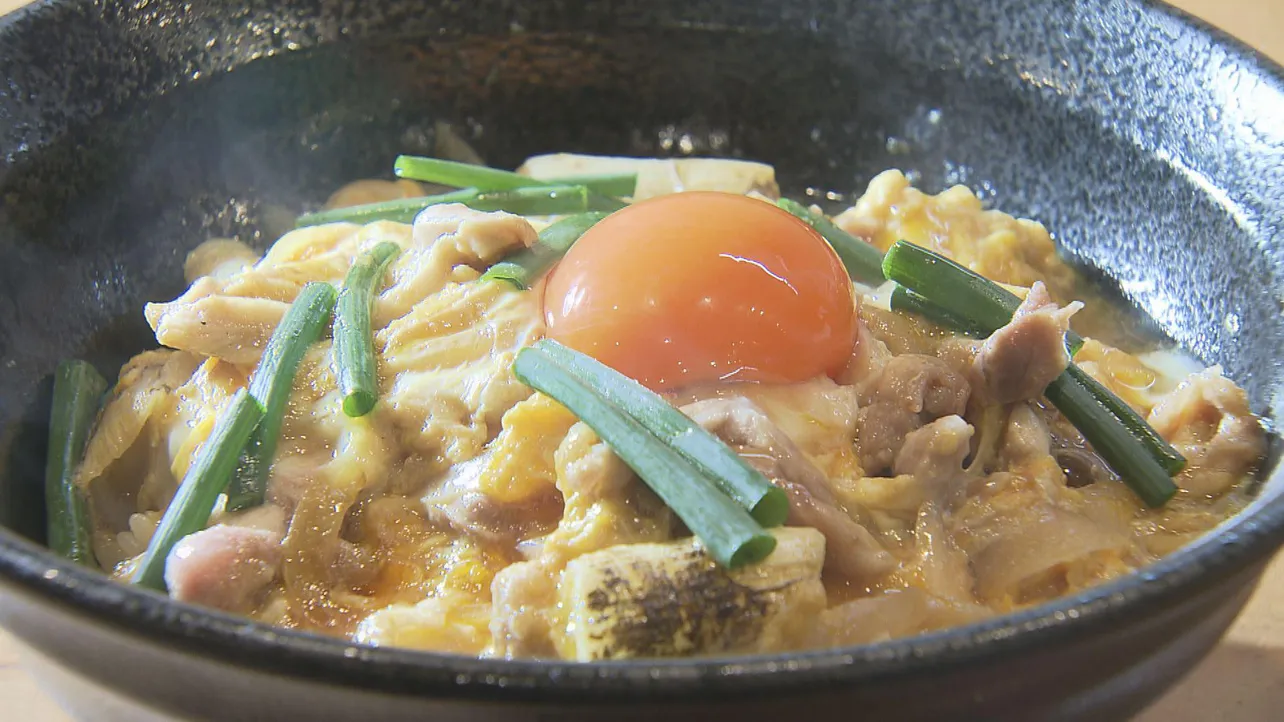 【写真を見る】長崎対馬地どりを使った「究極の親子丼」。とってもおいしそう！