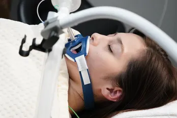 生死をさまよう中条あやみ“来美”、弓矢をかまえる飯豊まりえ“佳奈恵”…第9話より新シーン写真が解禁!<君と世界が終わる日に>