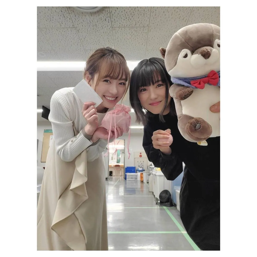 【写真を見る】福原遥、浜辺美波とぬいぐるみのカワウソとの可愛すぎる3ショット！