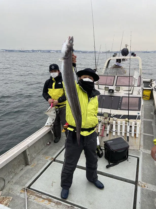 【写真を見る】生物の宝庫！東京湾で田村亮が怪魚を釣り上げる