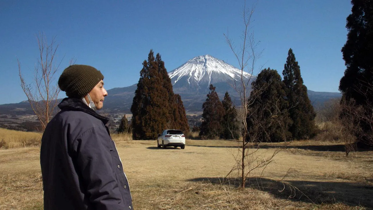 快晴のなかで眺める富士山…しかしヒロシの表情は暗い様子