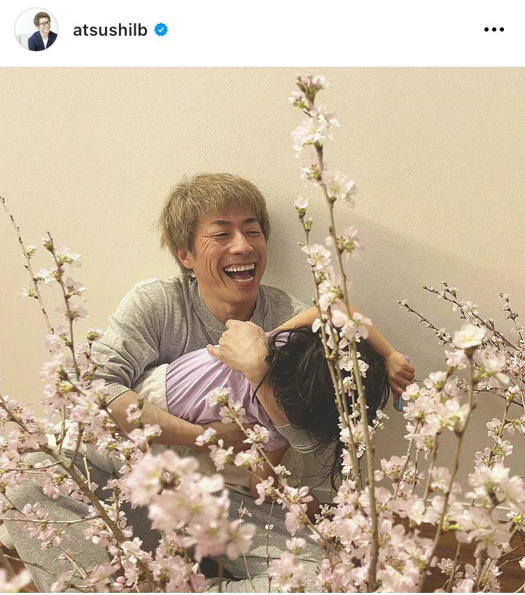 【写真を見る】田村淳、自宅で“桜”満開！娘とのお花見SHOT