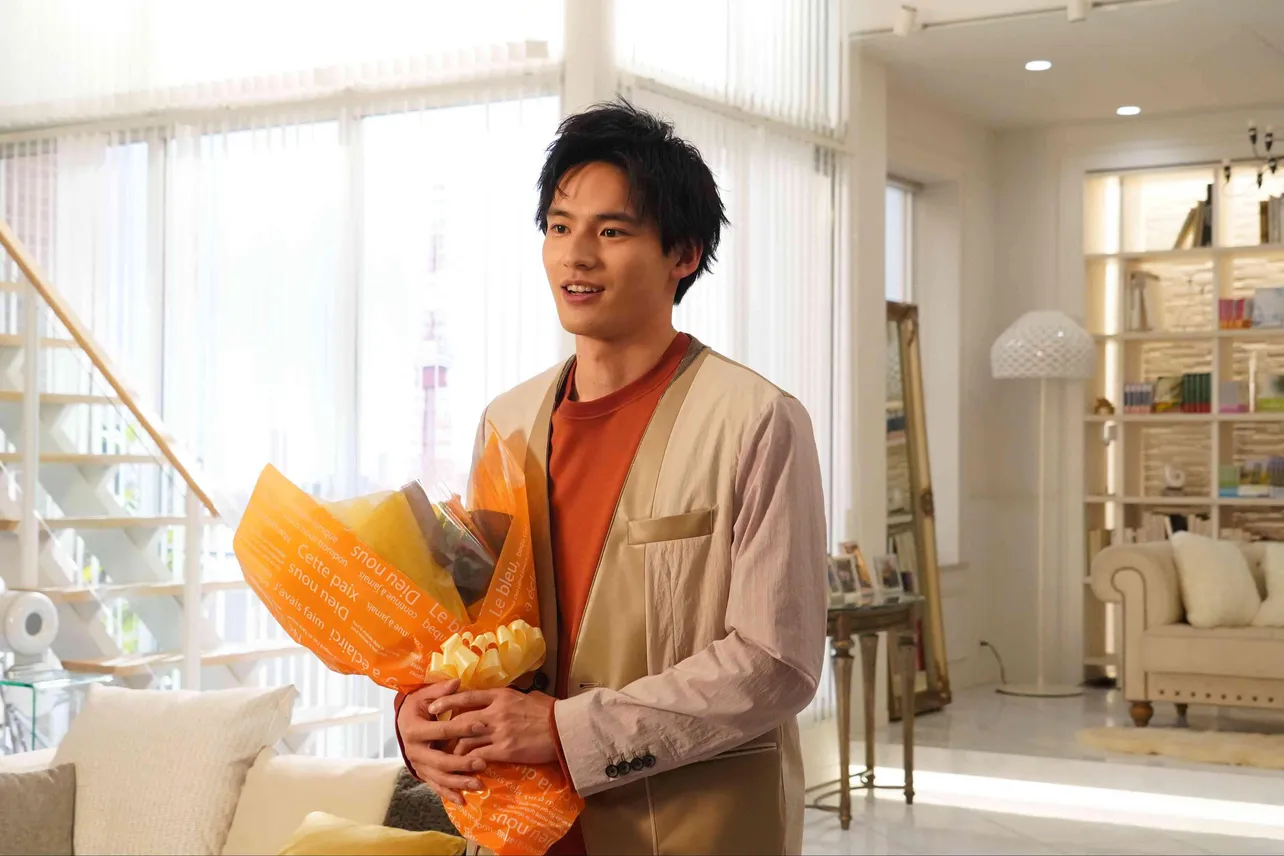 【写真を見る】クランクアップを迎え、笑顔で花束を抱える岡田健史