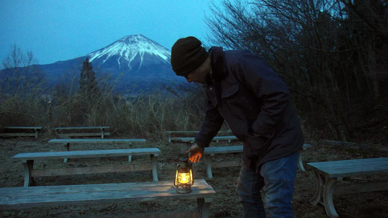 ヒロシ、富士山と愛用のオイルランタンとの“ベストショット”写真をおさめる＜ヒロシのぼっちキャンプ Season2＞ | WEBザテレビジョン