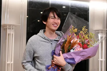 <知ってるワイフ>大倉忠義、満面の笑みでクランクアップ!「無事に撮り切れて、安心しています」